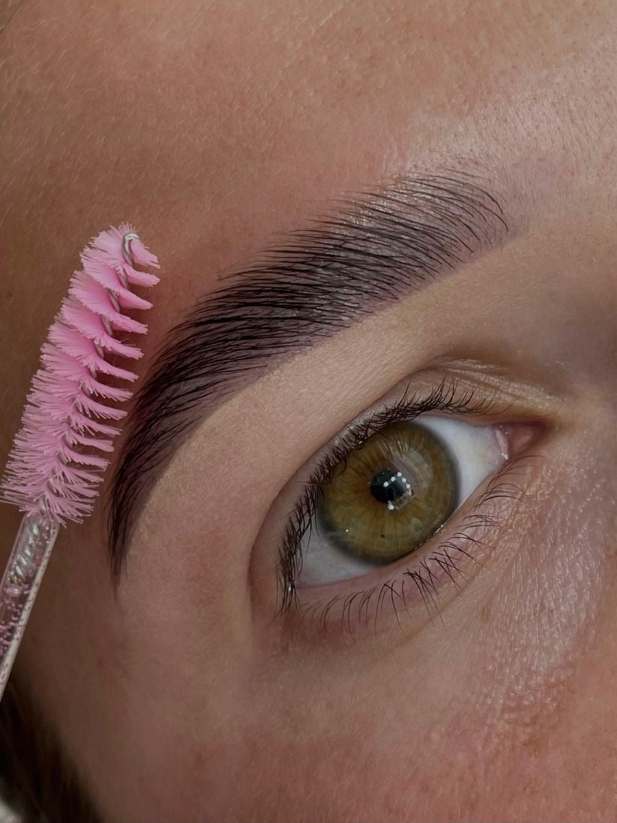 Browlift- Definierade bryn med naturligt lyft